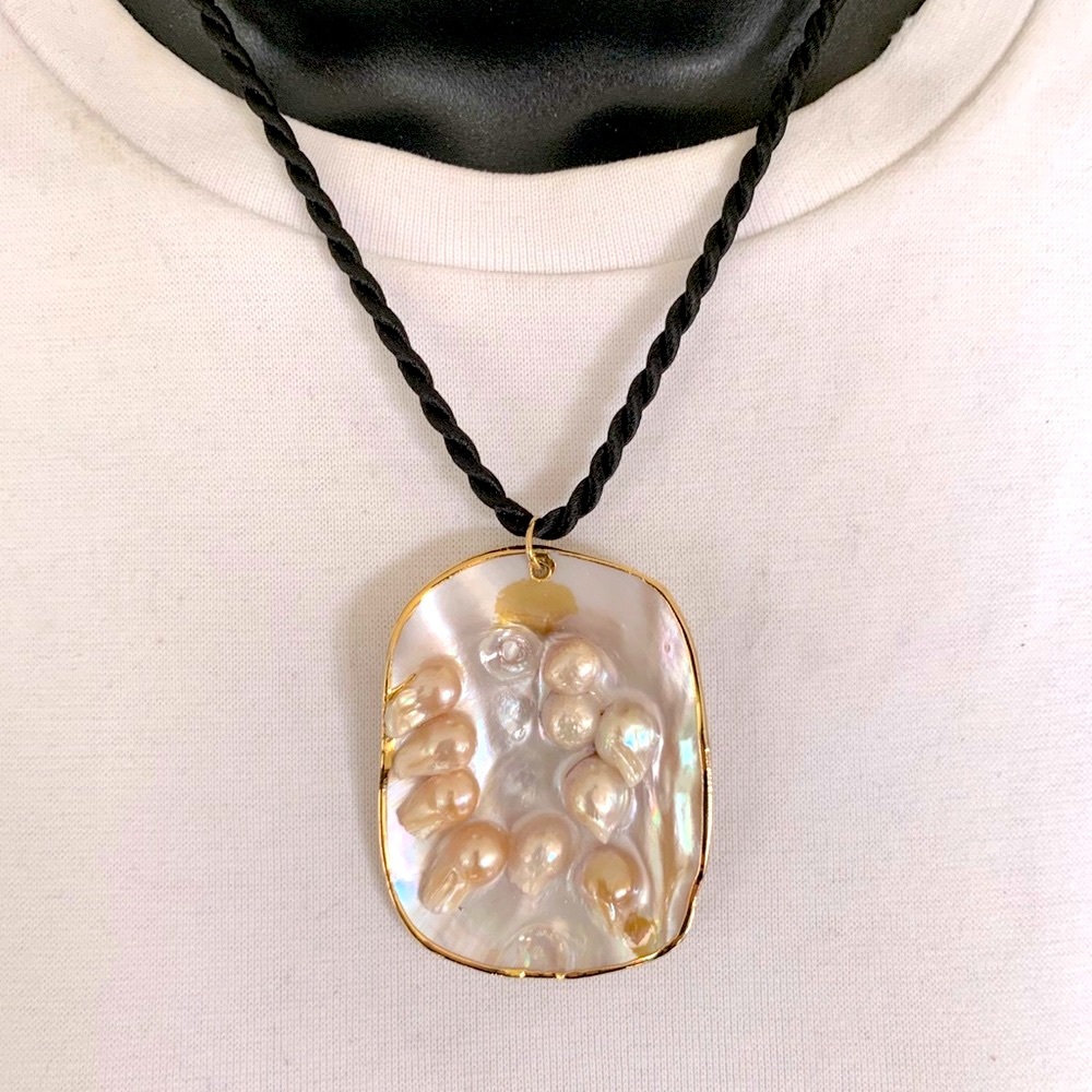 Beautiful necklace with Mother-of-pearl tablet pendant & 10 real pearls